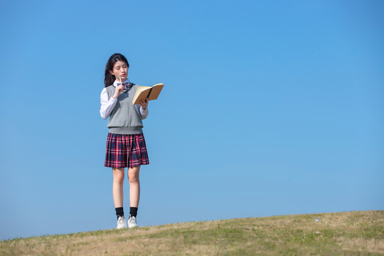 蓝色天空下的可爱女学生