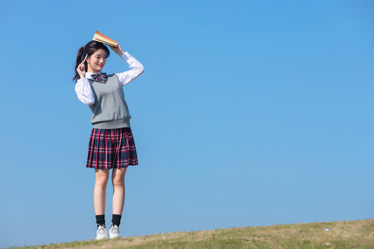 蓝色天空下的可爱女学生