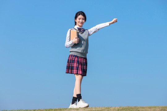 蓝色天空下的可爱女学生