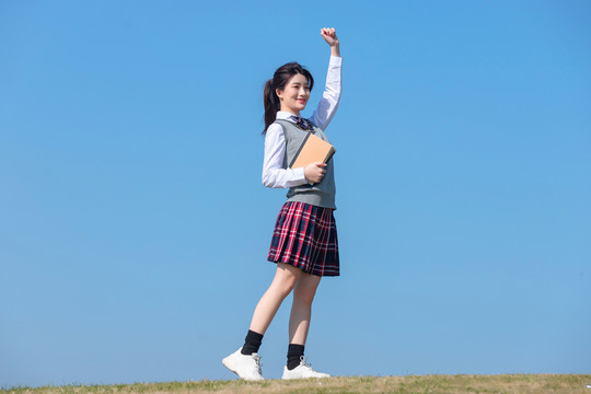 蓝色天空下的可爱女学生