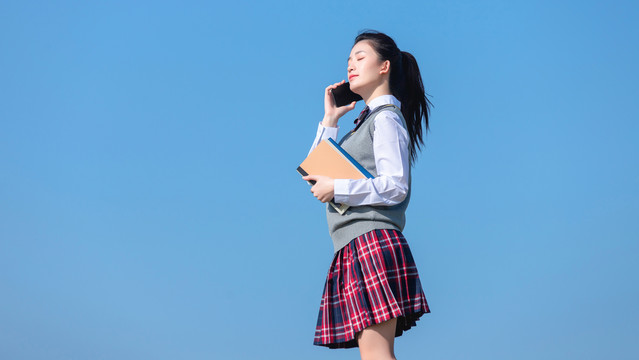 蓝色天空下的可爱女学生