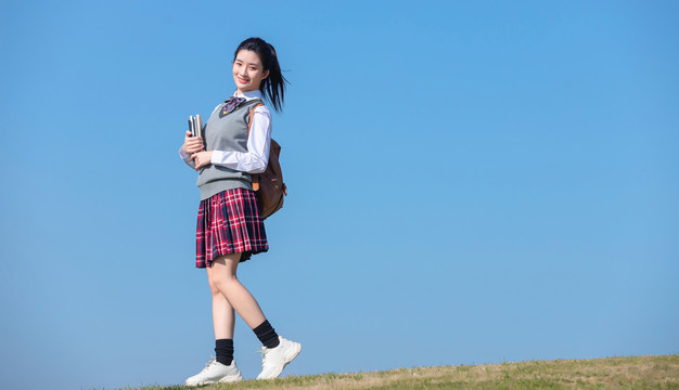 蓝色天空下的可爱女学生