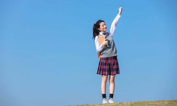 蓝色天空下的可爱女学生