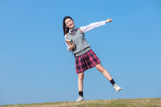 蓝色天空下的可爱女学生