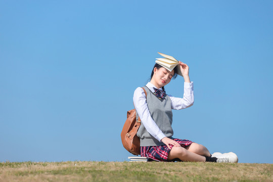 蓝色天空下的可爱女学生