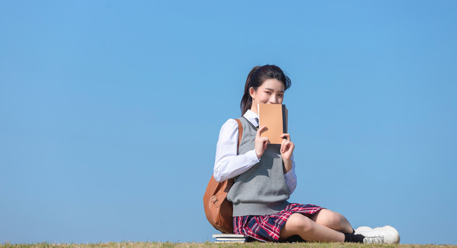 蓝色天空下的可爱女学生