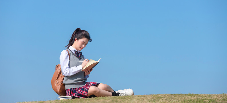 蓝色天空下的可爱女学生