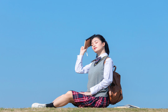 蓝色天空下的可爱女学生