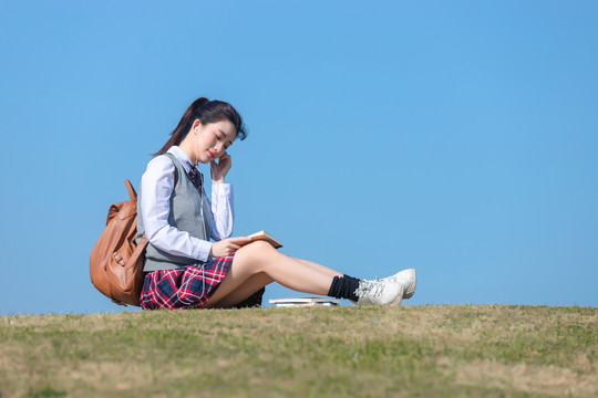 蓝色天空下的可爱女学生