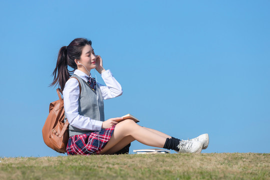 蓝色天空下的可爱女学生