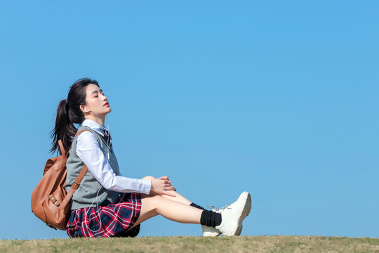 蓝色天空下的可爱女学生