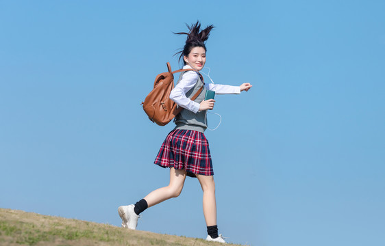 蓝色天空下的可爱女学生