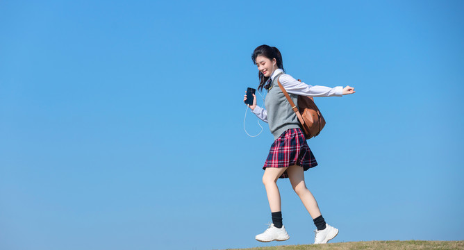 蓝色天空下的可爱女学生