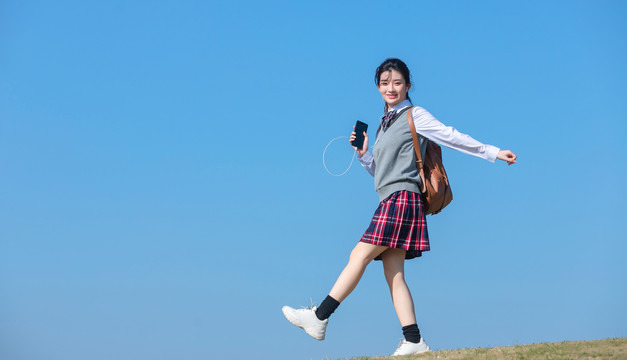 蓝色天空下的可爱女学生