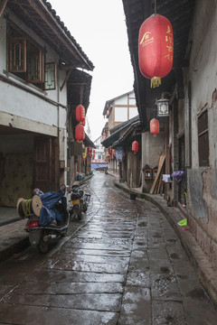 泸州尧霸古镇雨后街景