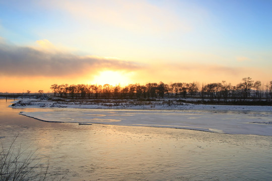 松花江黄昏日落雪景