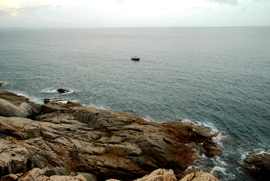 大海岩石海面