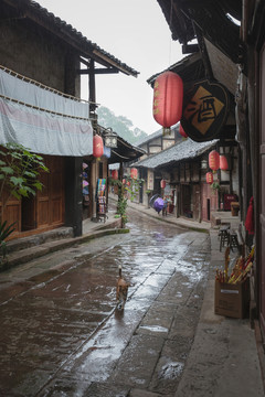 泸州尧霸古镇雨后街景