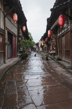 泸州尧霸古镇雨后街景