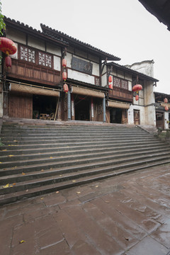 泸州尧霸古镇雨后街景