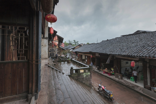 泸州尧霸古镇雨后街景