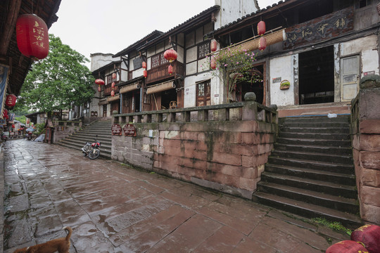 泸州尧霸古镇雨后街景