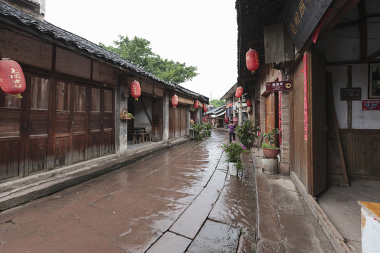 泸州尧霸古镇雨后街景