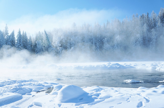 新疆冬日冰雪仙境的喀纳斯湖