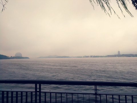 北京雁栖湖雨景