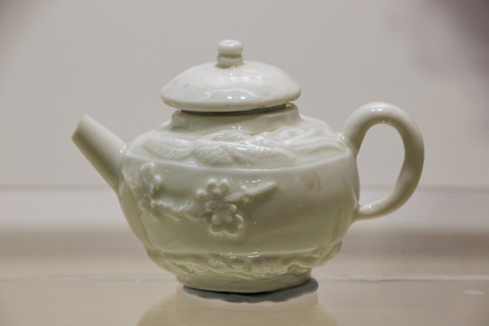 清代德化窑梅花纹茶壶