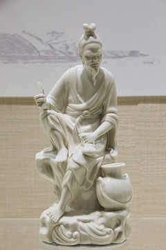 清代德化窑渔翁坐像
