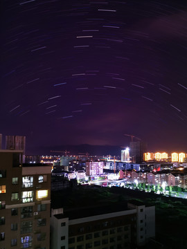 夜色城市中的星轨