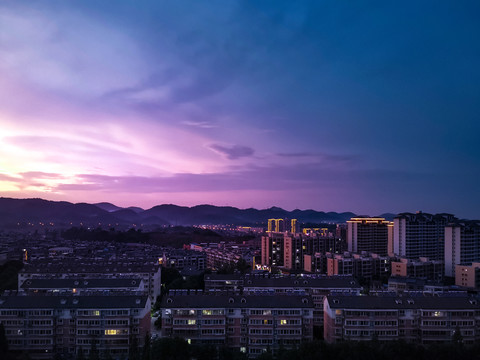 落日余晖下的城市风光