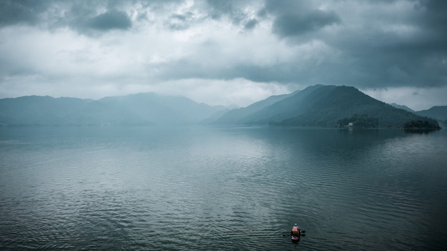 风雨欲来湖面上的水上运动