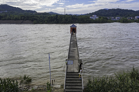 清江高坝洲水库泄洪