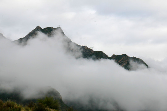 高山晨雾水墨画