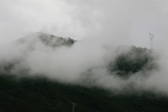 高山晨雾水墨画