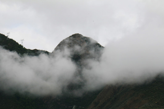 高山晨雾水墨画