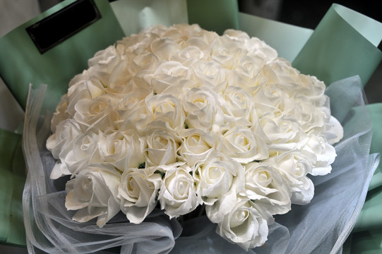 白色玫瑰花束