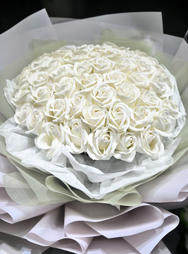 一束白色玫瑰花