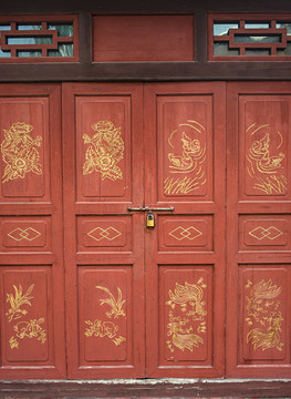 中式仿古红门窗
