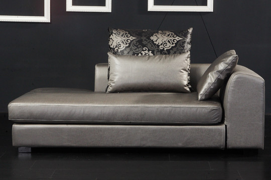 黑色空间中的现代风格布艺沙发