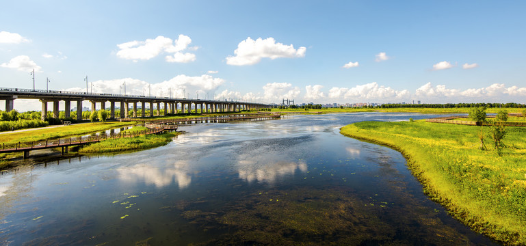 蓝天湿地风景