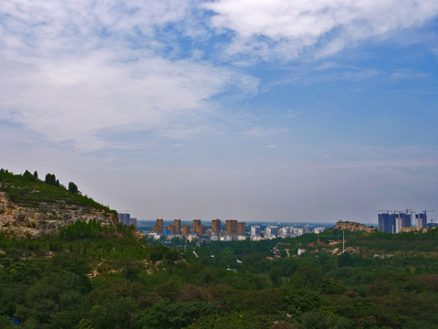 从梁山上鸟瞰梁山县城