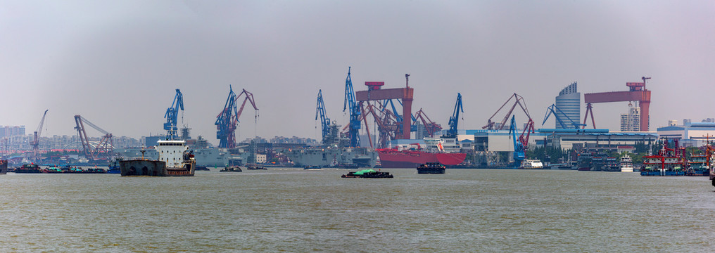 黄浦江码头吊机全景