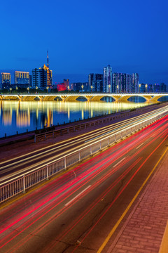 中国辽宁抚顺浑河新华桥夜景风光