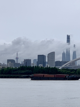 上海起雾天