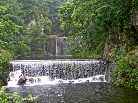 山涧瀑布流水