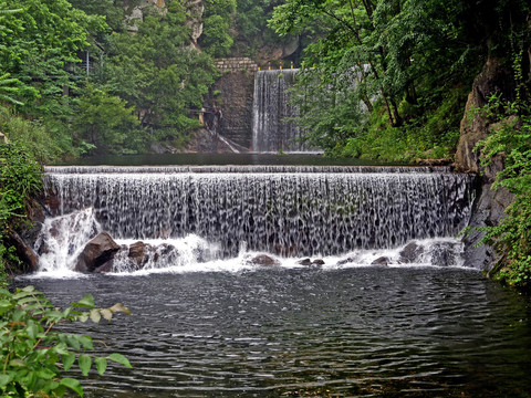 山涧瀑布流水