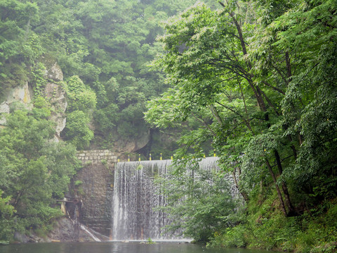 山涧瀑布流水